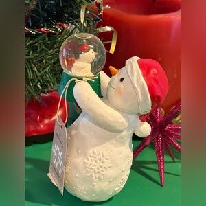 NEW WITH TAGS Hallmark 2014 Snowman With Snow Globe “Hello In The Snow” Figurine